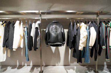 HONG KONG, ÇİN - 05 Aralık 2023: Harbour City 'deki Ed Hardy mağazasında çeşitli kıyafetler sergilendi. Liman şehri Tsim Sha Tsui, Kowloon 'da bir alışveriş merkezidir..