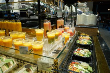 Incheon, Güney Kore - Haziran 03, 2017: Uluslararası Havalimanı Incheon Uluslararası Havalimanı Incheon Uluslararası Havalimanı 'nda sergilenen yiyecek ve içecekler.