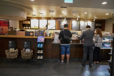 Incheon, Güney Kore - Haziran 03, 2017: Seul 'e hizmet veren uluslararası ana havaalanı Incheon Uluslararası Havalimanı' ndaki Strarbucks Kafe 'de satış alanı.