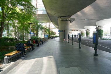 Incheon, Güney Kore - 18 Mayıs 2017 Incheon Uluslararası Havaalanı 'ndaki banklarda oturuyorlar..