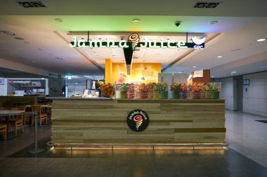 Incheon, Güney Kore - 17 Mayıs 2017: Incheon Uluslararası Havalimanı 'nda Seul' e hizmet veren ana uluslararası havaalanı Jamba Juice.