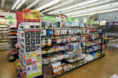 Incheon, Güney Kore - Haziran 03, 2017: Incheon Uluslararası Havaalanı 'ndaki 7-Eleven marketinde çeşitli cihazlar, hediye kartları ve aletler sergilenmektedir. 7-Eleven bir market zinciri..