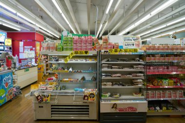Incheon, Güney Kore - Haziran 03, 2017 Incheon Uluslararası Havaalanı 'ndaki 7-Eleven marketinde hazır yiyecek sergilenmektedir. 7-Eleven bir market zinciri..