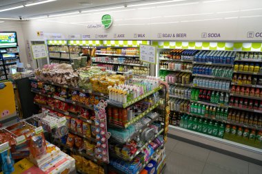 Incheon, Güney Kore - 17 Mayıs 2017: Incheon Uluslararası Havaalanı 'ndaki CU bakkalının iç çekimleri.