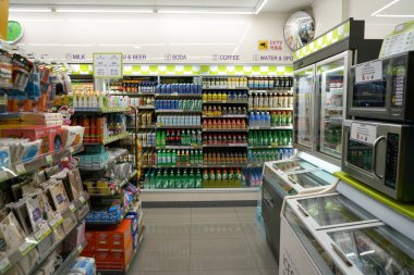 Incheon, Güney Kore - 17 Mayıs 2017: Incheon Uluslararası Havaalanı 'ndaki CU bakkalının iç çekimleri.