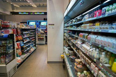 Incheon, Güney Kore - 17 Mayıs 2017: Incheon Uluslararası Havaalanı 'ndaki CU bakkalının iç çekimleri.