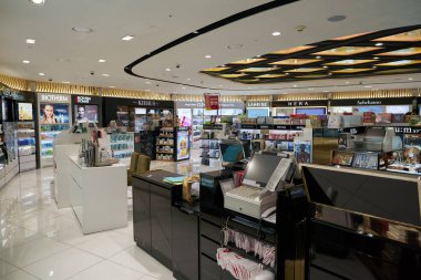 INCHEON, Güney Kore - Haziran 04, 2017: Incheon Uluslararası Havaalanı 'ndaki gümrüksüz bölgede sergilenen mallar.