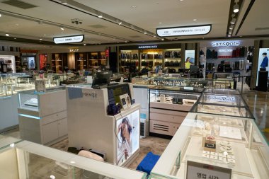 INCHEON, Güney Kore - Haziran 04, 2017: Incheon Uluslararası Havaalanı 'ndaki gümrüksüz bölgede sergilenen mallar.