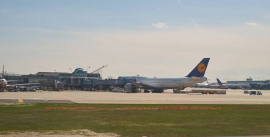 Şikago, IL - Nisan 05, 2016: Chicago O 'Hare Uluslararası Havalimanı' nda pistteki uçaklar. O 'Hare Chicago' ya hizmet veren büyük bir uluslararası havaalanıdır..