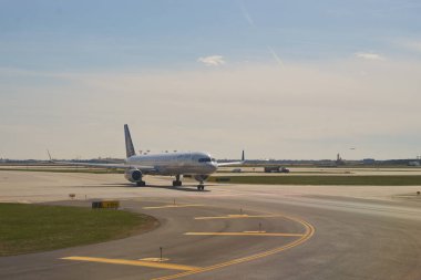 Şikago, IL - Nisan 05, 2016: Chicago O 'Hare Uluslararası Havalimanı' nda taksicilik yapan bir United Airlines jet uçağı. O 'Hare Chicago' ya hizmet veren büyük bir uluslararası havaalanıdır..