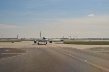 Şikago, IL - Nisan 05, 2016: Chicago O 'Hare Uluslararası Havalimanı' nda taksicilik yapan bir United Airlines jet uçağı. O 'Hare Chicago' ya hizmet veren büyük bir uluslararası havaalanıdır..