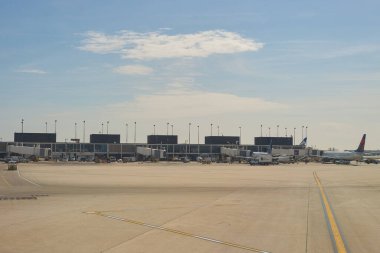 Şikago, IL - Nisan 05, 2016: Gündüz vakti Chicago O 'Hare Uluslararası Havaalanı. O 'Hare Chicago' ya hizmet veren büyük bir uluslararası havaalanıdır..