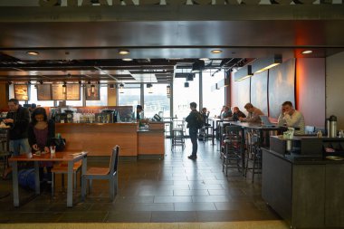 Şikago, IL - 22 Mart 2016: Chicago O 'Hare Uluslararası Havaalanı' nda Starbucks Kahve. O 'Hare Chicago' ya hizmet veren büyük bir uluslararası havaalanıdır..