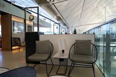 HONG KONG, ÇİN - 08 Aralık 2023: Hong Kong Uluslararası Havaalanı 'nda bir dinlenme yeri.