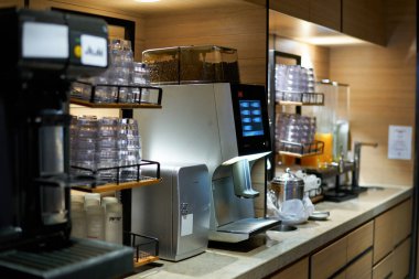 Hong Kong Uluslararası Havalimanı 'ndaki Plaza Premium Lounge' da görülen bir kahve makinesi..