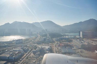 HONG KONG, Çin - 08 Aralık 2023 Kalkış sırasında Malezya Havayolları Boeing 737-800 'den görüldüğü gibi Hong Kong şehir manzarası.