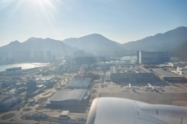 HONG KONG, Çin - 08 Aralık 2023 Kalkış sırasında Malezya Havayolları Boeing 737-800 'den görüldüğü gibi Hong Kong şehir manzarası.