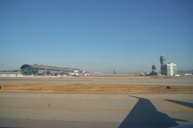 Hong Kong Uluslararası Havalimanı 'nda taksicilik sırasında Malezya Havayolları Boeing 737-800' den görüntü.