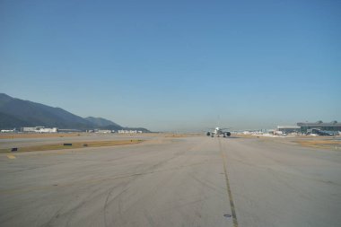 HONG KONG, Çin - 08 Aralık 2023: Hong Kong Uluslararası Havalimanı 'nda taksicilik sırasında bir Cathay Pacific Boeing 777.
