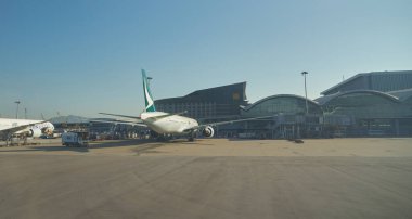 HONG KONG, ÇİN - 08 Aralık 2023: Cathay Pasifik uçağı Hong Kong Uluslararası Havalimanı pistinde..