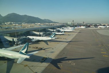 HONG KONG, ÇİN - 08 Aralık 2023: Hong Kong Uluslararası Havalimanı 'nda asfalt üzerinde Cathay Pacific uçakları.