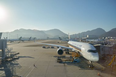 HONG KONG, Çin - 08 Aralık 2023: Singapur Havayolları Airbus A350-900, Hong Kong Uluslararası Havaalanı pistinde..