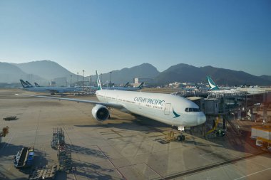 HONG KONG, ÇİN - 08 Aralık 2023: Cathay Pasifik uçağı Hong Kong Uluslararası Havalimanı pistinde..