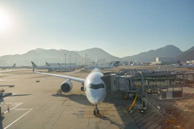 HONG KONG, ÇİN - 08 Aralık 2023: Cathay Pasifik uçağı Hong Kong Uluslararası Havalimanı pistinde..