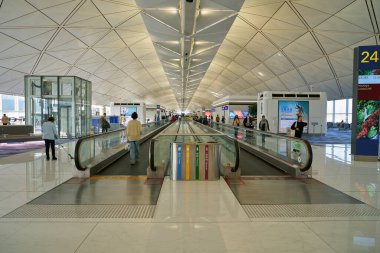 HONG KONG, ÇİN - 08 Aralık 2023: Hong Kong Uluslararası Havaalanı 'nda yürüyüş yolu.