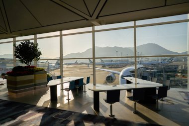 HONG KONG, ÇİN - 08 Aralık 2023: Hong Kong Uluslararası Havaalanı 'nın içi.