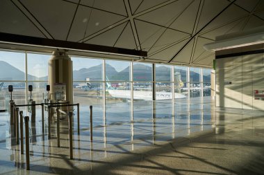 HONG KONG, ÇİN - 08 Aralık 2023: Hong Kong Uluslararası Havaalanı 'nın içi.