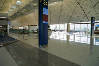 HONG KONG, ÇİN - 08 Aralık 2023: Hong Kong Uluslararası Havaalanı 'nın içi.