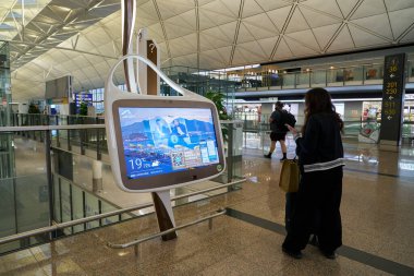 HONG KONG, ÇİN - 08 Aralık 2023: Hong Kong Uluslararası Havaalanı 'nda interaktif bir self-servis bilgi kiosku.