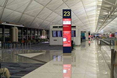 HONG KONG, ÇİN - 08 Aralık 2023: Hong Kong Uluslararası Havaalanı 'nın içi.