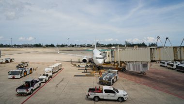 PHUKET, THAILAND - MAYIS 09, 2023: Malezya Havayolları Boeing 737 Phuket Uluslararası Havalimanı pistinde.