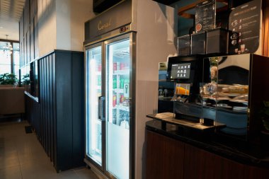 PHUKET, THAILAND - MAYIS 09, 2023: Phuket Uluslararası Havaalanı Mercan Yöneticisi Salonu.