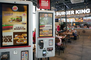 PHUKET, THAILAND - MAYIS 09, 2023: Phuket Uluslararası Havalimanı 'ndaki Burger King fast food restoranında kiosk siparişi veren self servis.
