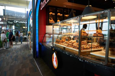 PHUKET, THAILAND - MAYIS 09, 2023: kruvasan Zürih Ekmek Kafe Phuket Uluslararası Havalimanında sergilendi.