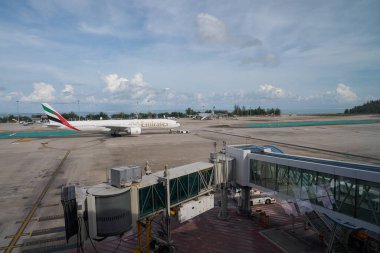 PHUKET, THAILAND - 09 Mayıs 2023: Emirates Boeing 777-300ER Phuket Uluslararası Havaalanı 'nda taksicilik.