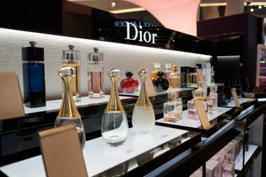 PHUKET, THAILAND - MAYIS 09, 2023: Phuket Uluslararası Havaalanındaki gümrüksüz bölgede Dior parfümleri sergilendi.
