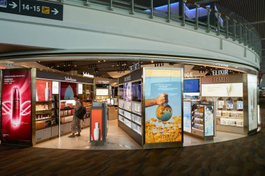 PHUKET, THAILAND - MAYIS 09, 2023: Phuket Uluslararası Havalimanı gümrüksüz alanında kozmetik ürünleri sergilenmektedir.