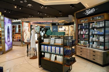 PHUKET, THAILAND - MAYIS 09, 2023: Kiehl 'in kozmetik ürünleri Phuket Uluslararası Havalimanı' ndaki gümrüksüz bölgede sergilendi.