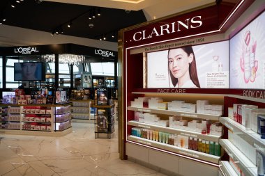 PHUKET, THAILAND - MAYIS 09, 2023: Phuket Uluslararası Havalimanı gümrüksüz alanında kozmetik ürünleri sergilenmektedir.