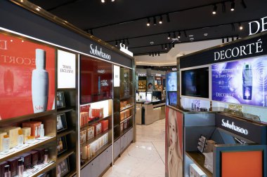 PHUKET, THAILAND - MAYIS 09, 2023: Phuket Uluslararası Havalimanı gümrüksüz alanında kozmetik ürünleri sergilenmektedir. 