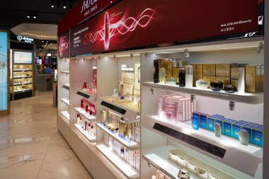 PHUKET, THAILAND - MAYIS 09, 2023: Shiseido kozmetik ürünleri Phuket Uluslararası Havalimanı 'ndaki gümrüksüz bölgede sergilendi.
