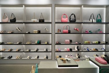 PHUKET, THAILAND - 30 Nisan 2023: Jungceylon alışveriş merkezinde Charles ve Keith mağazası. Charles ve Keith Singapurlu bir moda evi..