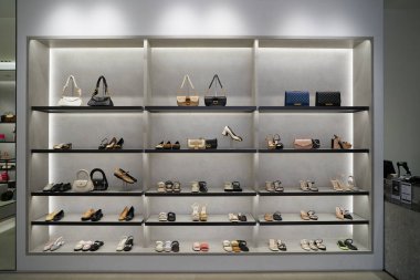 PHUKET, THAILAND - 30 Nisan 2023: Jungceylon alışveriş merkezinde Charles ve Keith mağazası. Charles ve Keith Singapurlu bir moda evi..