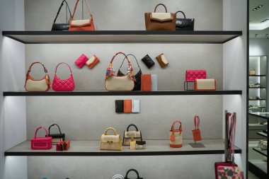 PHUKET, THAILAND - 30 Nisan 2023: Jungceylon alışveriş merkezinde Charles ve Keith mağazası. Charles ve Keith Singapurlu bir moda evi..
