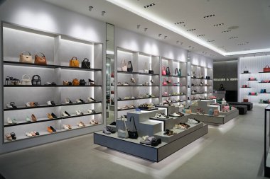 PHUKET, THAILAND - 30 Nisan 2023: Jungceylon alışveriş merkezinde Charles ve Keith mağazası. Charles ve Keith Singapurlu bir moda evi..