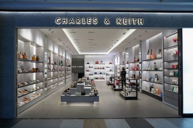 PHUKET, THAILAND - 30 Nisan 2023: Jungceylon alışveriş merkezinde Charles ve Keith mağazası. Charles ve Keith Singapurlu bir moda evi..